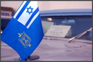 דגל על אחת ממכוניות השרד המוצגות במוזיאון בתי האוסף של צה"ל