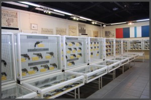 לוחות תצוגה לאקדחים שהיו בשימוש צה"ל מתוצרת מדינות שונות