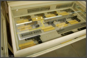 אקדחים מתוצרת מדינות שונות שהיו בשימוש צה"ל - צילום: אפי אליאן