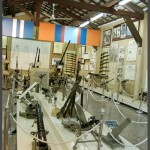 תצוגת כלי נשק בביתן התותחים במוזיאון בתי האוסף של צה"ל