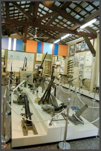 תצוגת כלי נשק בביתן התותחים במוזיאון בתי האוסף של צה"ל