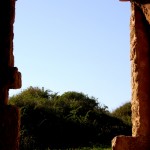 מבט דרך אחד מהחלונות הגדולים של חירבת סמארה