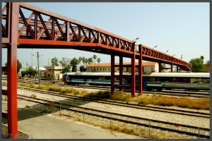 גשר הרכבת והרכבות החולפות מתחתיו במוזיאון הרכבת בחיפה