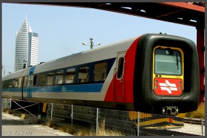 קרונוע מדגם IC-3 חולף מתחת לגשר המוזיאון בחיפה