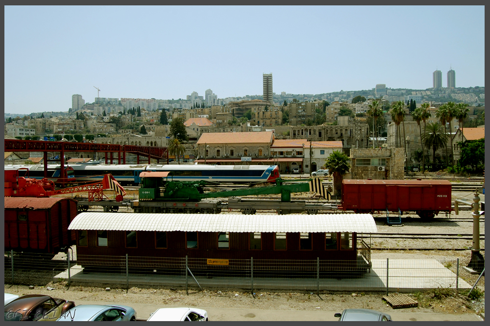 הכלים המוצגים במוזיאון, מבנה התחנה והנוף מאחור של חיפה