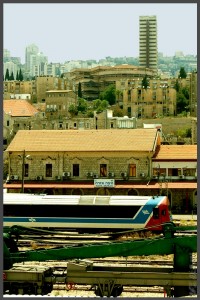 הכלים המוצגים במוזיאון, מבנה התחנה והנוף מאחור של חיפה