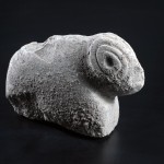 אחד מהפסלונים שנמצאו בתל מוצא - צילום: יעל יולוביץ, באדיבות רשות העתיקות