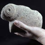 אחד מהפסלונים שנמצאו בחפירות בתל מוצא - צילום: צילום: יעל יולוביץ, באדיבות רשות העתיקות