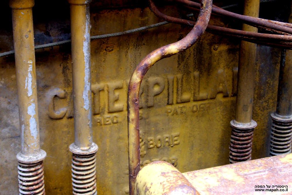 מנוע הקטרפילר אשר הפעיל את משאבת המים שהותקנה במקום בשנת 1947