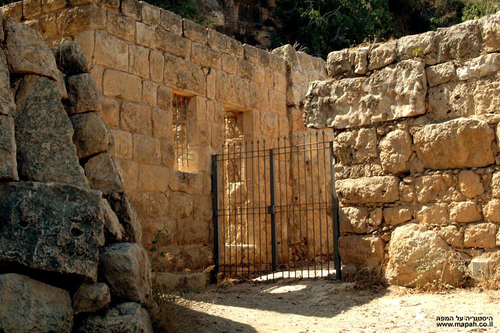 שרידי חצר בית מפואר בשמורת הסטף