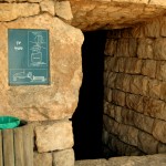 הכניסה למערת מעיין עין הסטף עם שילוט במקום