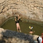 קופצים לבריכת המים בעין סטף