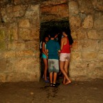 ילדים בכניסה למערת מעין הסטף לקראת זחילה בנקבה