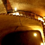 ירידה במדרגות לאחד מבורות המים בתל מרשה