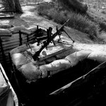 מקלע קל מעל תעלות ההגנה בגבעה הדרומית של יד מרדכי