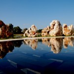 השמות במרכז הבריכה והסלעים מסביב