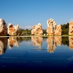 הסלעים ובריכת המים באתר הזכרון