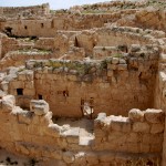 מהמדרגות הדרומית לעבר החדרים ובית הכנסת במזרח המבצר