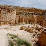 מהמדרגות הדרומית לעבר החדרים ובית הכנסת במזרח המבצר