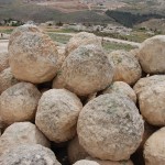 סלעים כדוריים ששימשו ככה"נ לתקיפת העיר