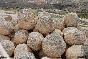 סלעים כדוריים ששימשו ככה"נ לתקיפת העיר