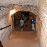 יורדים למרתפי היקב בבית הספר מקוה ישראל