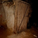 אחת מדלתות מרתפי היקב המקוריות במקוה ישראל