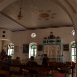 ארון ספרי התורה והתקרה המאויירת בבית הכנסת מקוה ישראל