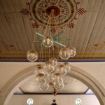 נברשת הענק בתקרת בית הכנסת מקווה ישראל