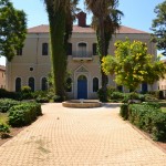 רחבת בית הכנסת של בי"ס מקוה ישראל