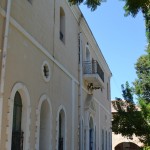 חזית בית הכנסת מזווית שונה