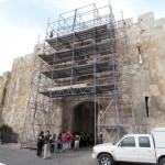 פיגומים בצמוד לשער האריות - צילום: אבי משיח - רשות העתיקות