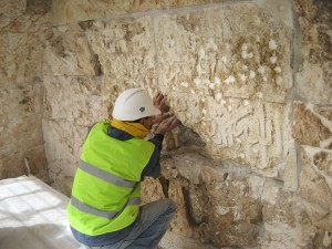 עובד על שיפוץ שער ציון - צילום: אבי משיח - רשות העתיקות