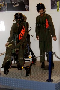בובות מולבשות בסרבלי טיסה המשמשות טייסי קרב