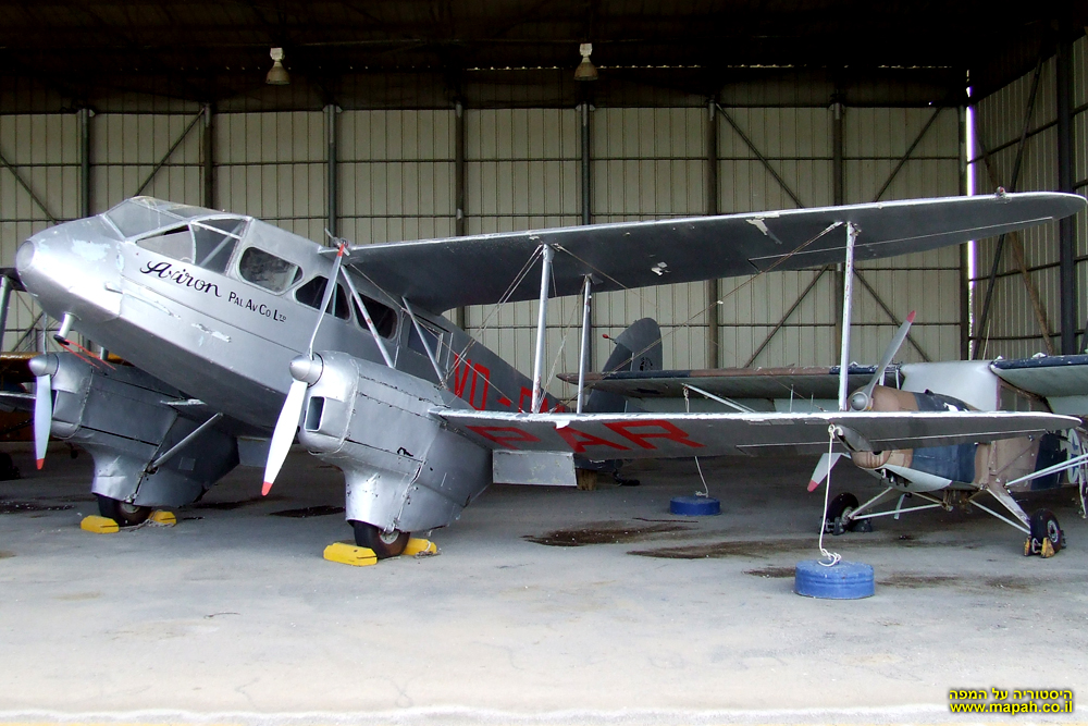 אחד מהמטוסים המוצגים בסככות המוזיאון בחצרים