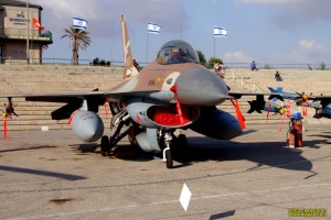 מטוס F16D של חיל האויר הישראלי בתצוגה זמנית במוזיאון חצרים