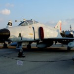 מטוס פאנטום בצביעה אפורה במוזיאון חיל האויר חצרים