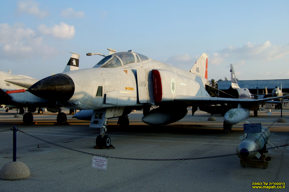 מטוס פאנטום בצביעה אפורה במוזיאון חיל האויר חצרים