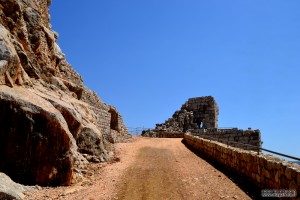 הדרך העולה אל המגדל המערבי של מבצר נמרוד