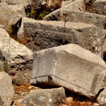 חלקי אבנים וחומות שהתמוטטו במרוצת השנים