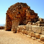 השער המוביל למנהרה מתחת למגדל המערבי