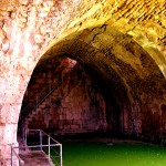 בריכת המים והקשתות של מבצר נמרוד