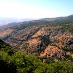 רכס ההרים הטבעי ממזרח למצודה