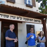 הדרכה בכניסה למוזיאון מזכרת בתיה ע"י נציג ויקיפדיה