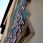 שלט הקיר בכניסה למוזיאון מזכרת בתיה