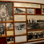 תאריכים ותמונות על הקיר במוזיאון מזכרת בתיה