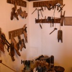 ציוד סנדלרות במוזיאון מזכרת בתיה