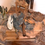 ציוד סנדלרות במוזיאון מזכרת בתיה