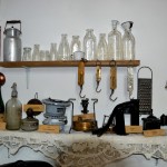 כלי מטבח , בקבוקי זכוכית , גד חלב ומצרכים במוזיאון מזכרת בתיה