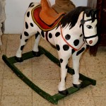 סוס נדנדה המוכר מלא מעט בתי ילדים בישראל